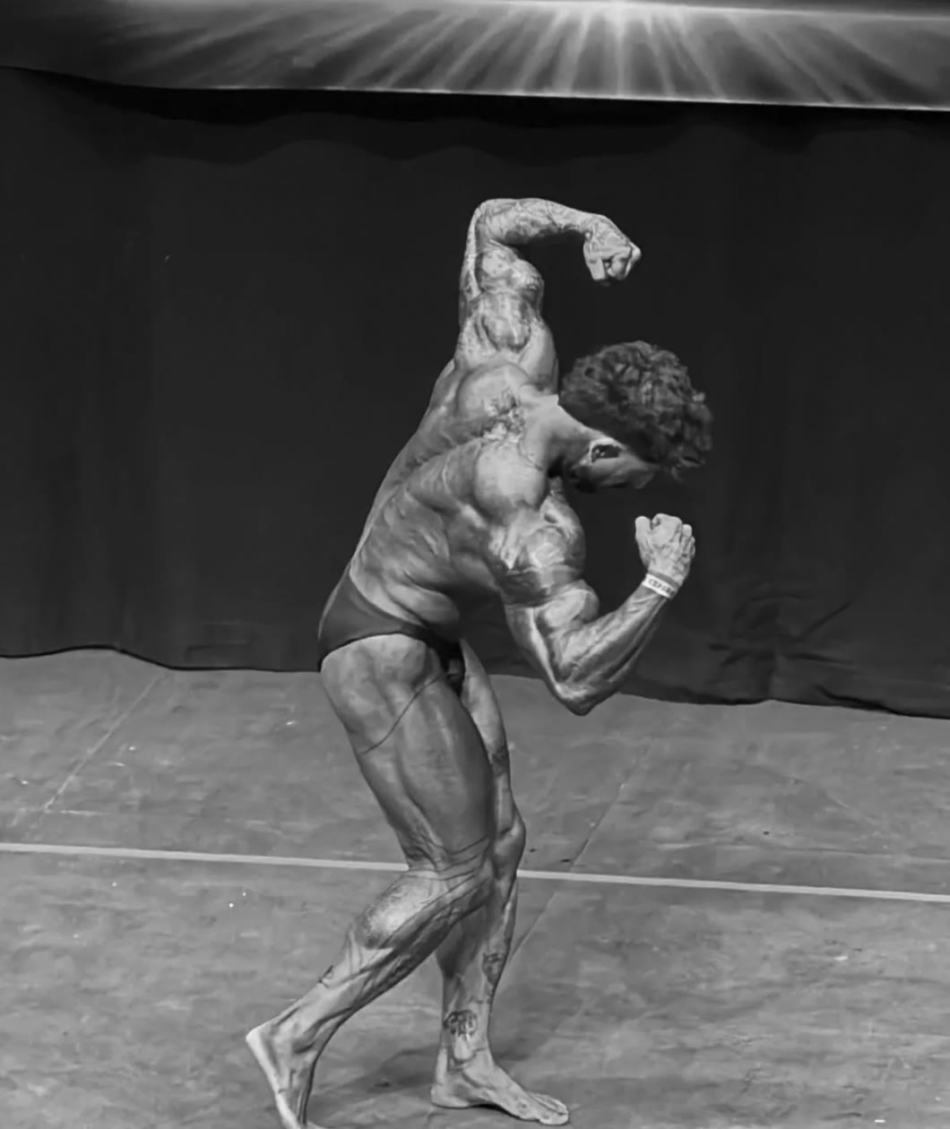 Raúl Peláez haciendo posing en el escenario